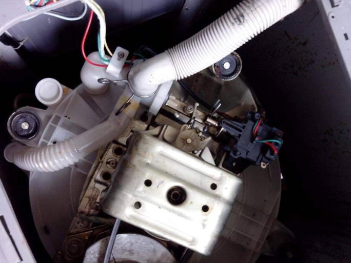 傳動(dòng)帶、皮帶輪及電機(jī)開展檢查