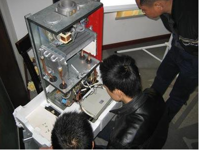 菲斯曼壁掛爐密閉式雖正常運轉，但壓力不斷升高