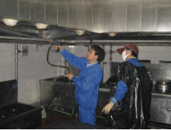 吸油煙機的電源插頭務必有穩定的電線接頭