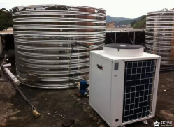 開機后用木槌敲制冷壓縮機下半邊