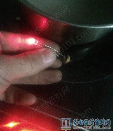 客戶送過來一臺蘇泊爾電磁爐,說溢鍋但是電了,打開表蓋取出電腦