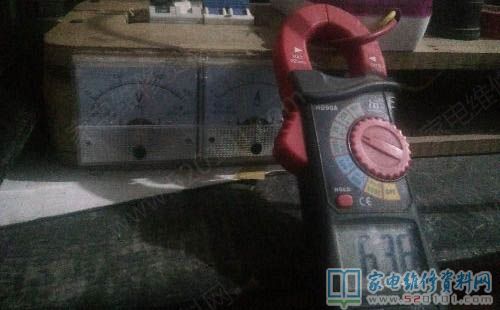 客戶送過來一臺蘇泊爾電磁爐,說溢鍋但是電了,打開表蓋取出電腦