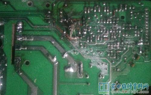 客戶送過來一臺蘇泊爾電磁爐,說溢鍋但是電了,打開表蓋取出電腦
