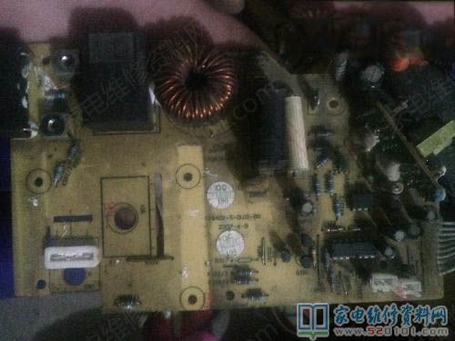 客戶送過來一臺蘇泊爾電磁爐,說溢鍋但是電了,打開表蓋取出電腦