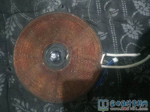 客戶送過來一臺蘇泊爾電磁爐,說溢鍋但是電了,打開表蓋取出電腦