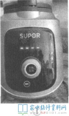 一臺蘇泊爾JP96L型靜音模式破壁機,通電啟動,顯示器表明四