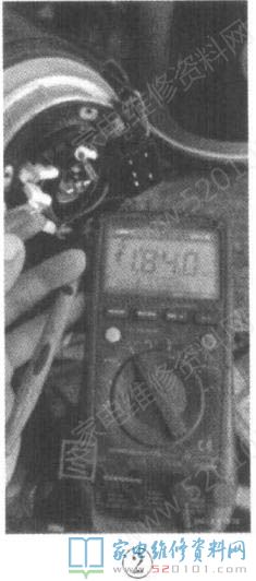 一臺蘇泊爾JP96L型靜音模式破壁機,通電啟動,顯示器表明四