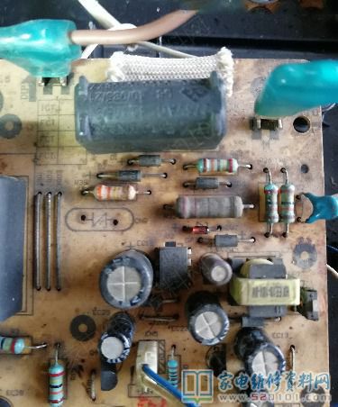 電磁爐不插電了,拆下來機殼查驗發(fā)覺保險絲管早已燒毀了
