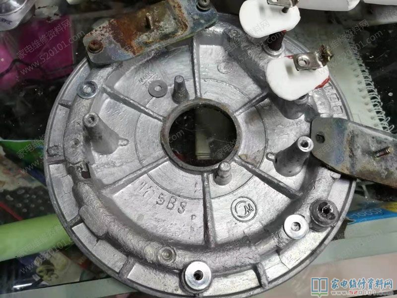 新封圈從緊密連接縫漏汽 最終一刀,發(fā)燙盤由兩螺母固定不動(dòng)的