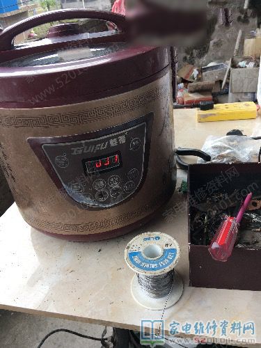 自身新買的GUIFU桂福電飯鍋,第一次煮飯都糊了底鍋都黑了,