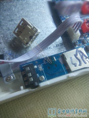 唱戲機充電口是迷你型電池充電座