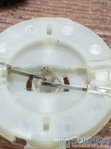 福瑪特掃地機器,常見故障是左打掃輪不轉,拆卸查驗