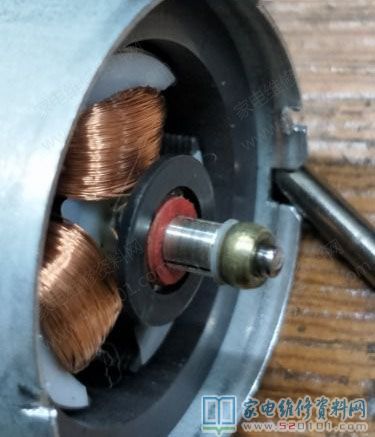 福瑪特掃地機器,常見故障是左打掃輪不轉,拆卸查驗