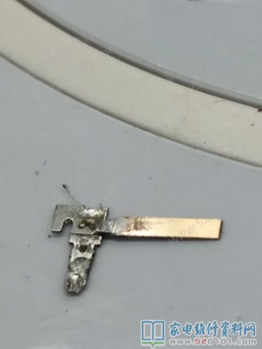 福瑪特掃地機器,常見故障是左打掃輪不轉,拆卸查驗