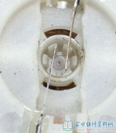 福瑪特掃地機器,常見故障是左打掃輪不轉,拆卸查驗