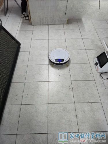 福瑪特掃地機器,常見故障是左打掃輪不轉,拆卸查驗