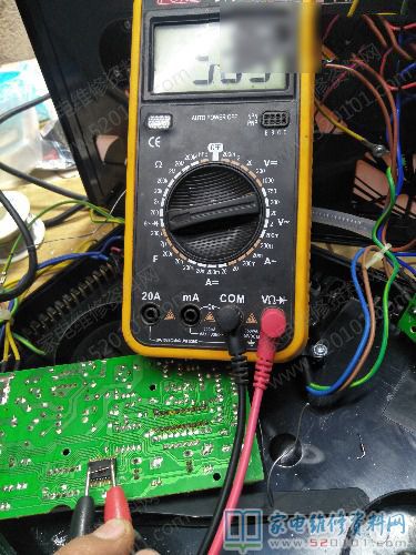 接修一臺(tái)金灶T800A電茶爐,故障主要表現(xiàn)為插電調(diào)試,插電嘀