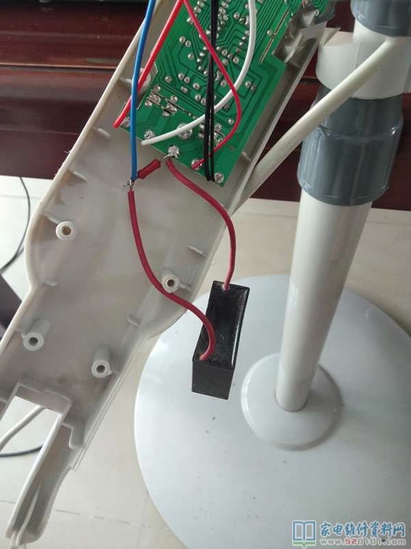 運行電容拆下來精確測量,發(fā)現(xiàn)電容量也顯著縮小