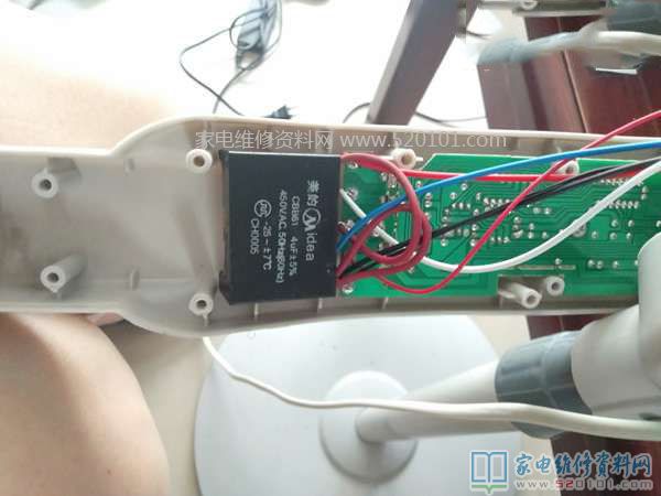 運行電容拆下來精確測量,發(fā)現(xiàn)電容量也顯著縮小