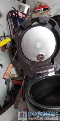 九陽磁立方米電飯鍋,常見故障是上蓋里感應器的二根線斷掉,拆卸