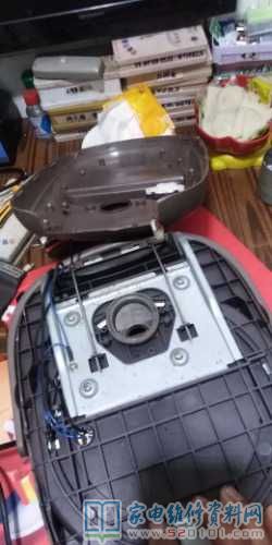 九陽磁立方米電飯鍋,常見故障是上蓋里感應器的二根線斷掉,拆卸