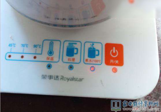 檢修一臺榮事達電熱水壺,常見故障主要表現為不可以燒開水,顯示