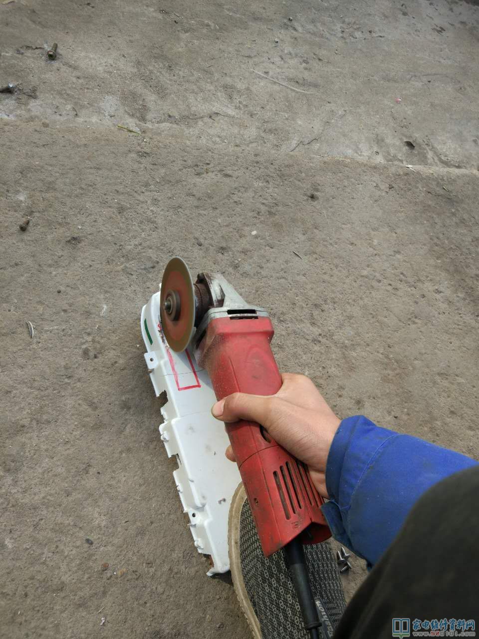 遇到不插電的全自動洗衣機先要查驗是不是有220V電壓鍵入