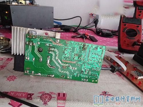 接修一臺半球電磁爐,故障主要表現為插電開機表明E2故障