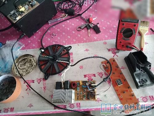 接修一臺半球電磁爐,故障主要表現為插電開機表明E2故障