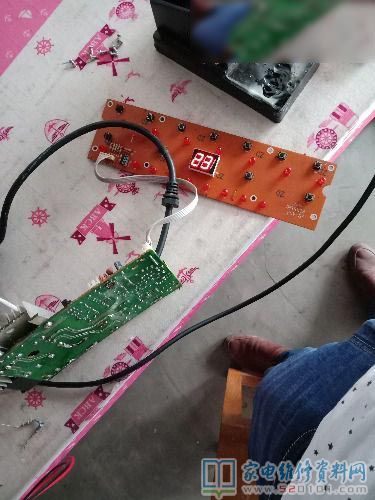 接修一臺半球電磁爐,故障主要表現為插電開機表明E2故障