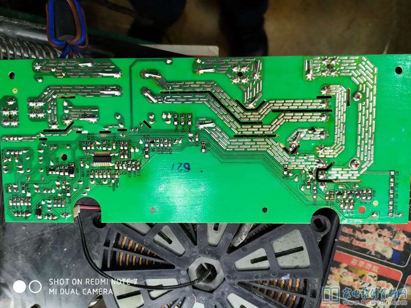 愛仕達(dá)AIF2159C電滋爐滲水不開機(jī)了,拆卸看大吃一驚都是