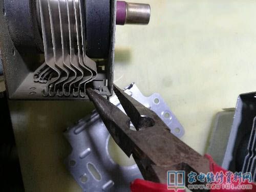 微波爐加熱,常見故障是可以啟動但不加溫,查驗發覺磁控管已壞,