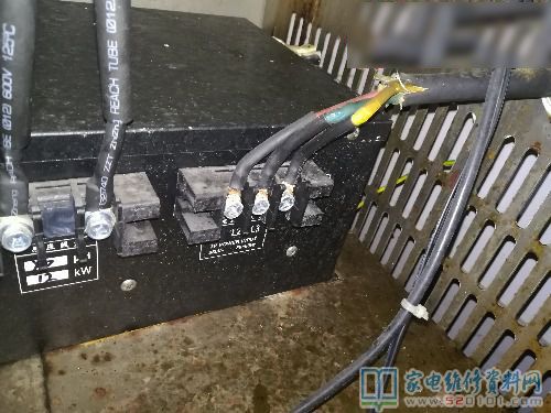 副開關電源、電腦版本和壓串聯諧振都裝在一個“黑匣子”里邊,接