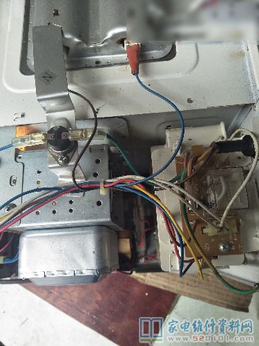 格蘭仕微波爐來我維修中心,常見故障主要表現(xiàn)為插電不加溫,規(guī)定