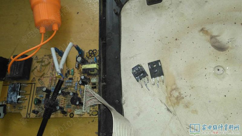 通電沒反應,開啟一看是電源插頭壞掉,堅決拆換一根,插上電源插