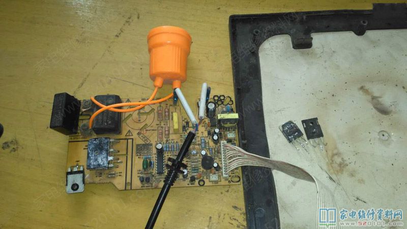 通電沒反應,開啟一看是電源插頭壞掉,堅決拆換一根,插上電源插