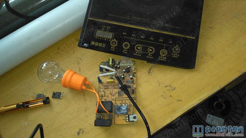 通電沒反應,開啟一看是電源插頭壞掉,堅決拆換一根,插上電源插