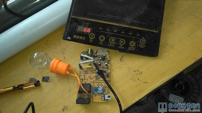 通電沒反應,開啟一看是電源插頭壞掉,堅決拆換一根,插上電源插