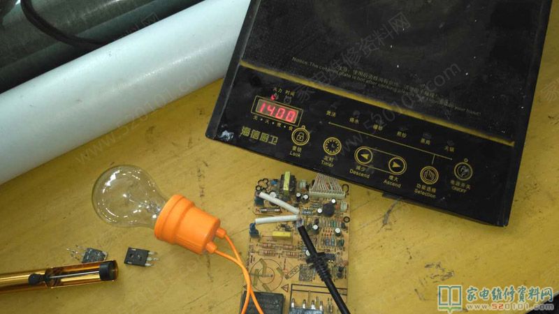 通電沒反應,開啟一看是電源插頭壞掉,堅決拆換一根,插上電源插