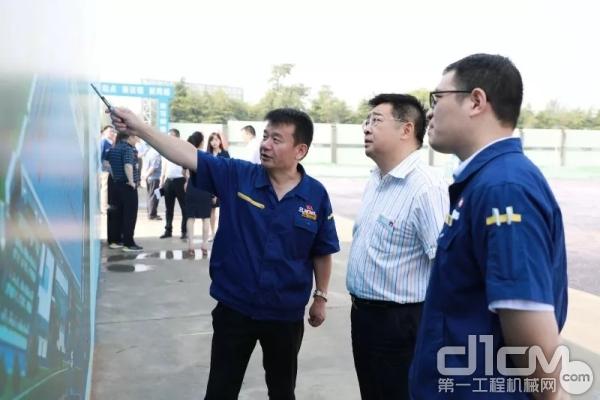 徐工消防總經理、黨委書記李前進向徐工集團總經理、黨委副書記楊東升介紹智能制造工廠規劃