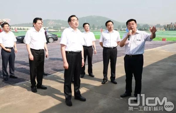 徐工集團總經理、黨委副書記楊東升向周鐵根書記匯報徐工消防安全裝備制造基地規劃