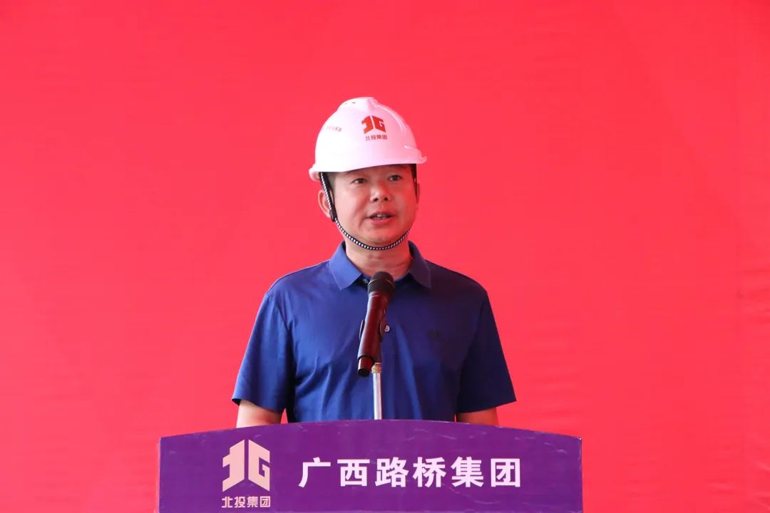 賀巴高速(蒙象段)建設(shè)指揮部指揮長楊泓全
