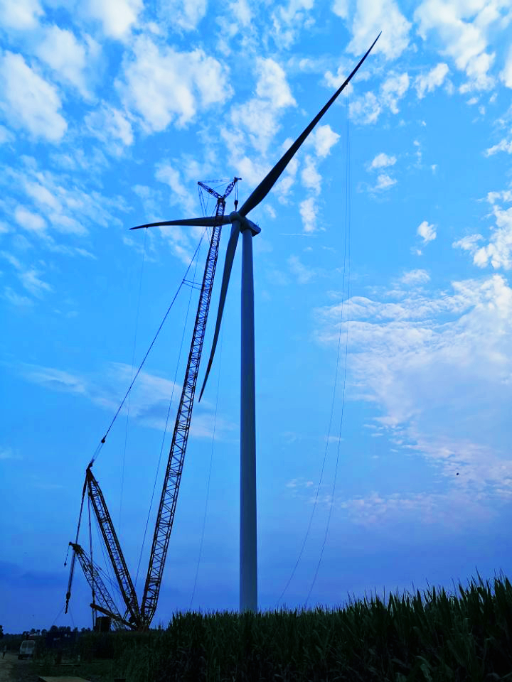 河南西華50兆瓦風電場項目最后一臺風機吊裝